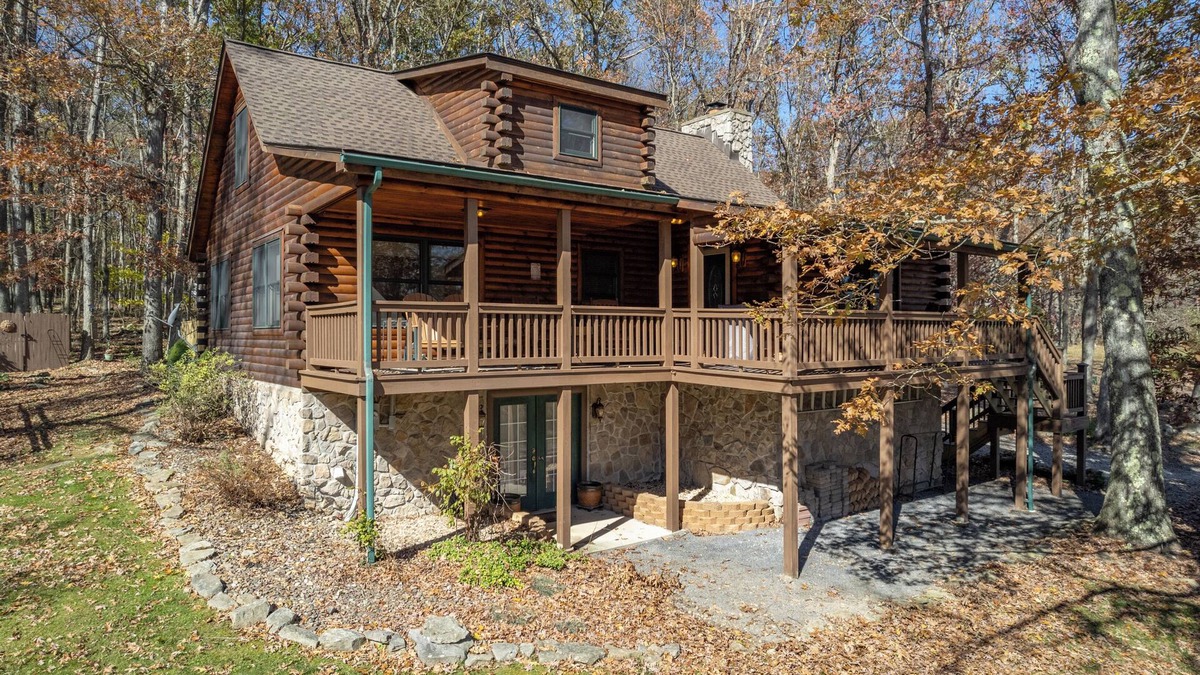 McHenry House | R and R Cabin: Lake Area, Hot Tub, Pool Table, Fireplace!