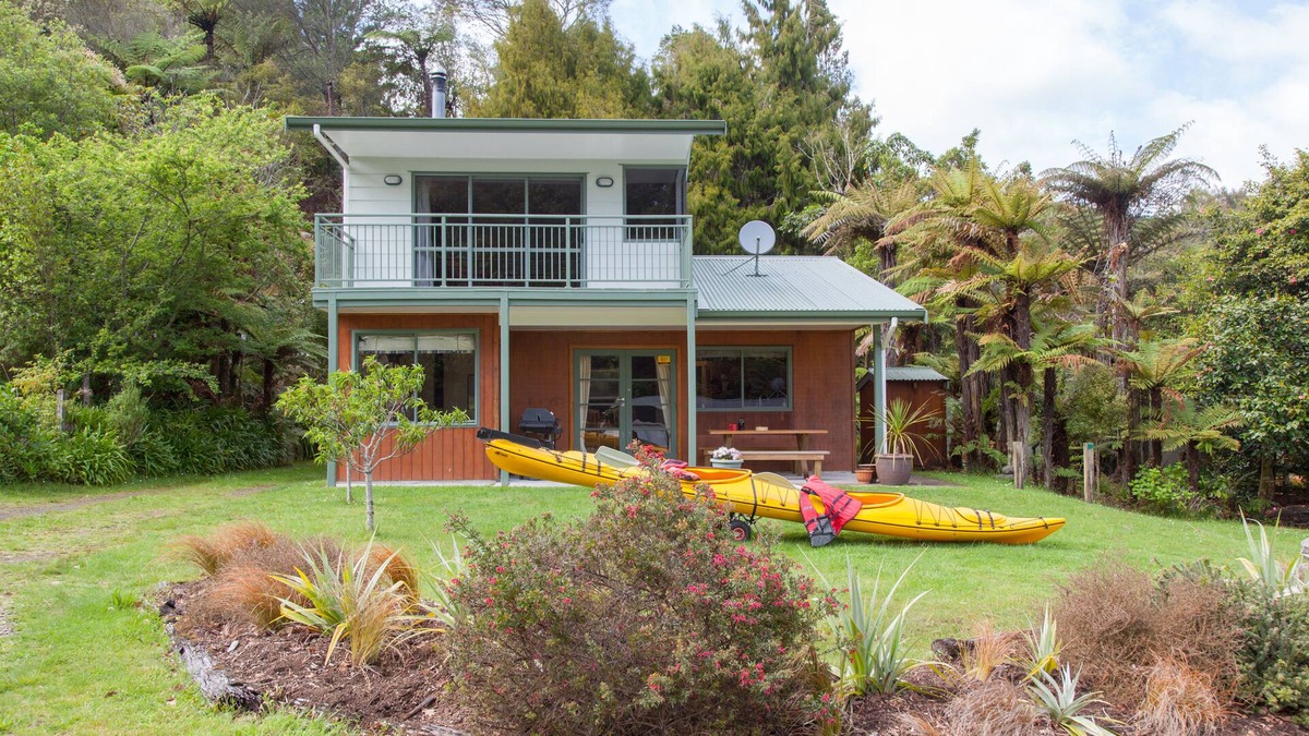 Rotoma House | R AND R LAKE HOUSE - LAKE ROTOEHU HOLIDAY HOME in Lake Rotoehu
