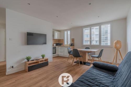 Quartier des Eaux-Claires Apartment | R'Apparts T2 Refuge Chic