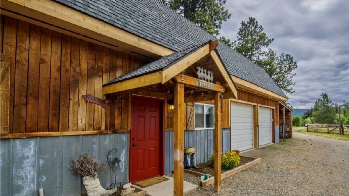 Cle Elum House | R & R Retreat - 2 houses, 1 trailer hook up. Bring your dogs & horses!
