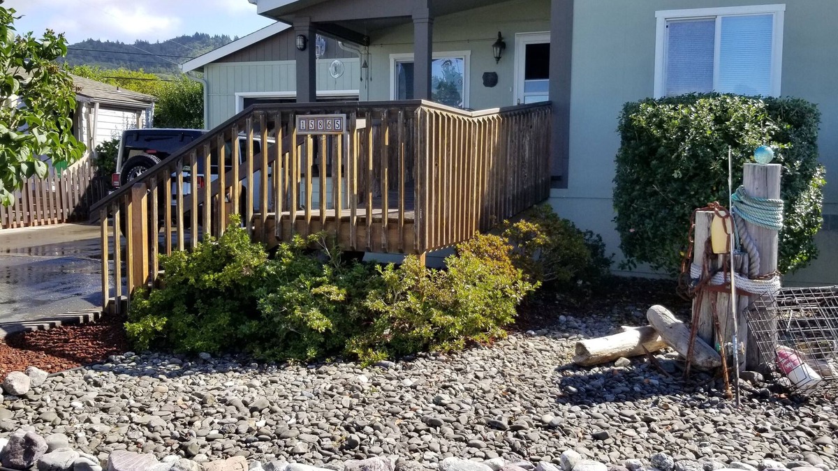 Harbor Cottage | R Sounds of the Sea -Home w/Rooftop deck-Oceanview -Children over 11-no pets -n