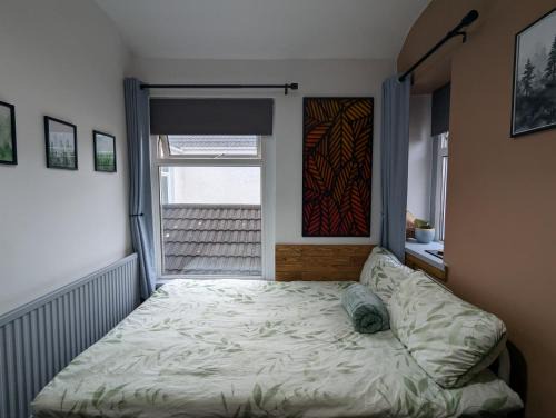 Cwmbrwla House | R3 - Cozy Small Double - City & Beach Access, WIFI, Free Parking - Self Catering