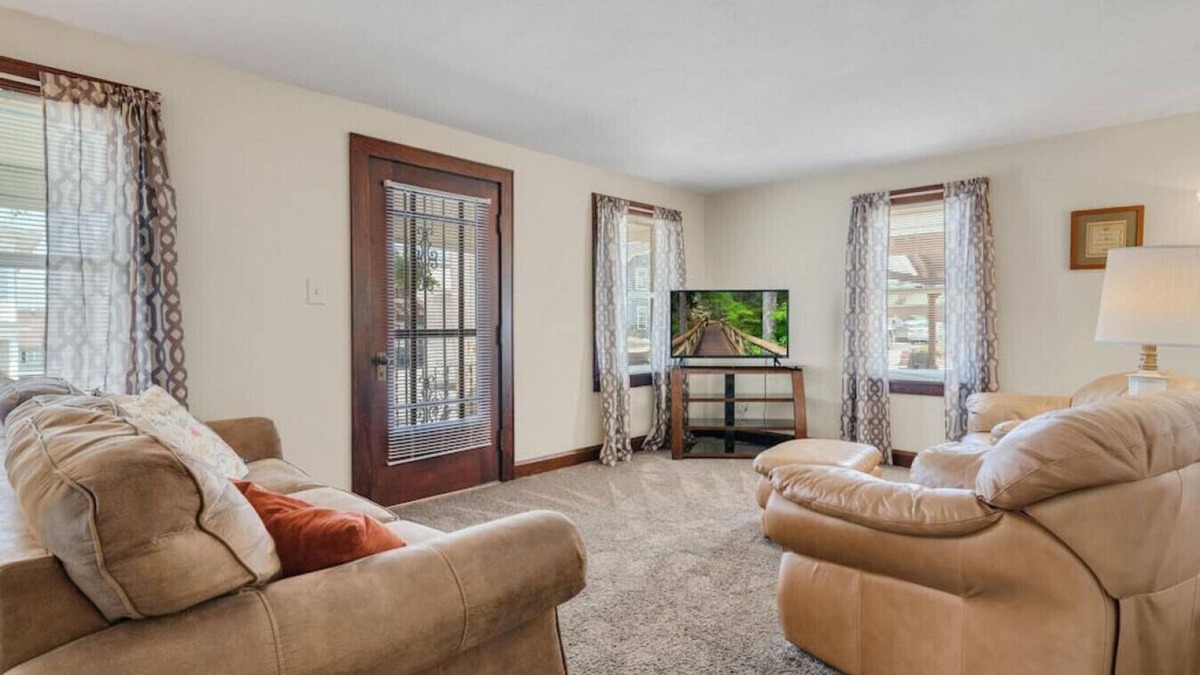 Berlin House | Raber House · Sleep up to 9 on Main Street - Raber House