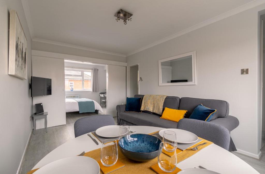 Newbury Apartment | Racecourse Revelation! Free parking