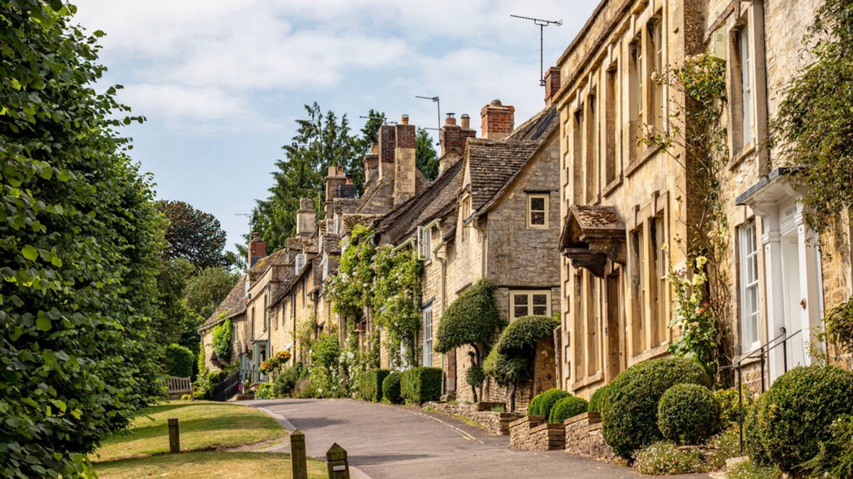 Bampton Cottage | Radcot Bridge Cottage (4) - a beautiful cottage sleeps 4 guests in 2 bedrooms