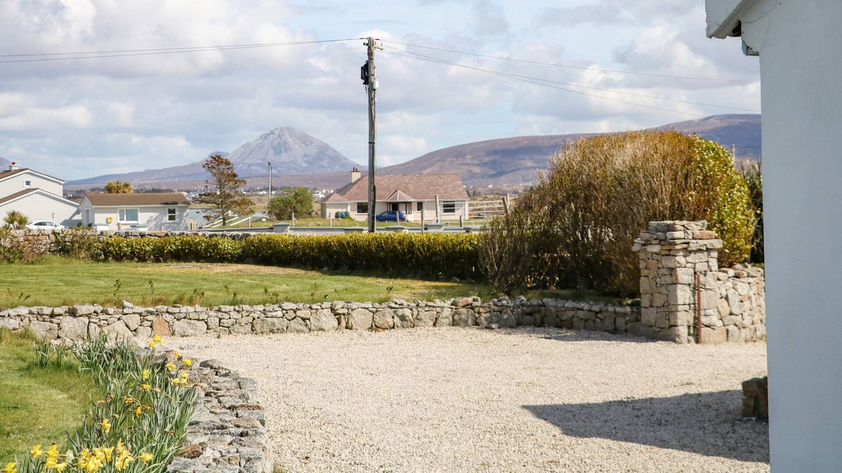 Annagry Cottage | RADHARC NA NOILEÁN, pet friendly in Kincasslagh, County Donegal