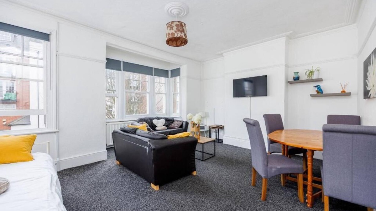 Southend-on-Sea Apartment | Radiant & Spacious 2BR Excellent Location w/WiFi & Netflix by Everhome Ltd