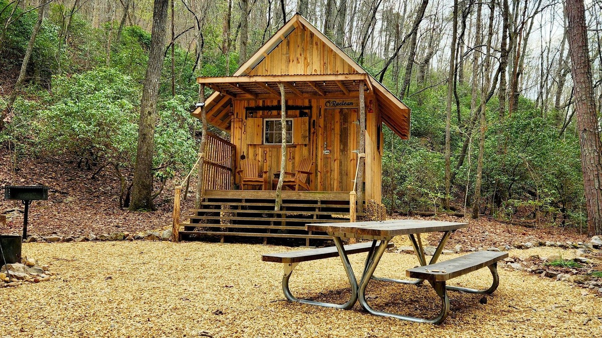 Fort Mc Clellan Cabin | Raelean - A unique off-grid tiny cabin