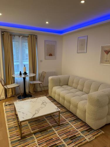 Saulx-les-Chartreux House | Raffinement Absolu