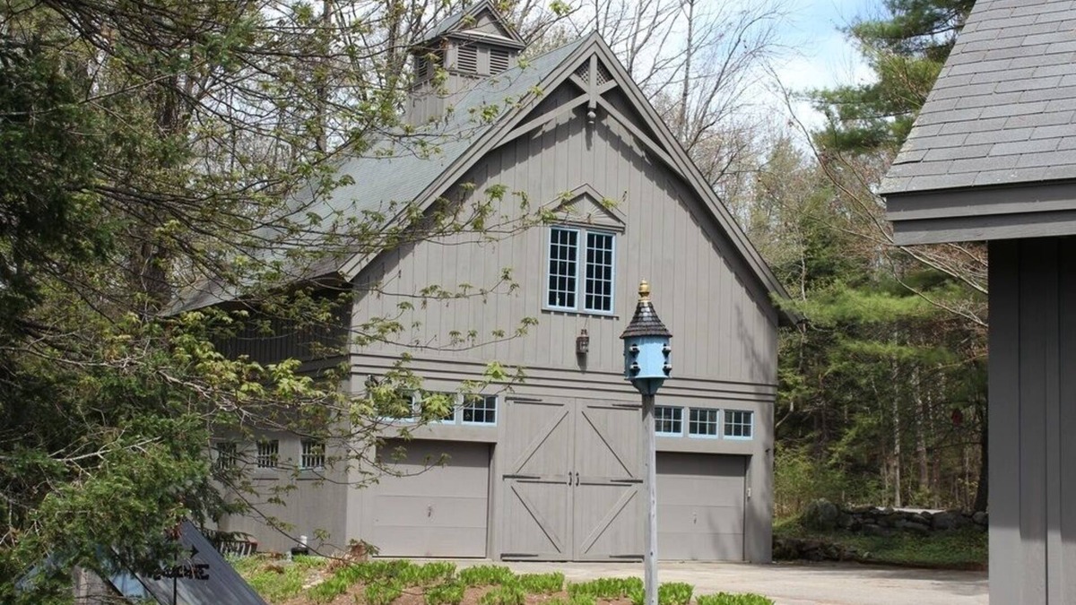 Danbury House | Ragged Mountain Range, schoolhouse corner