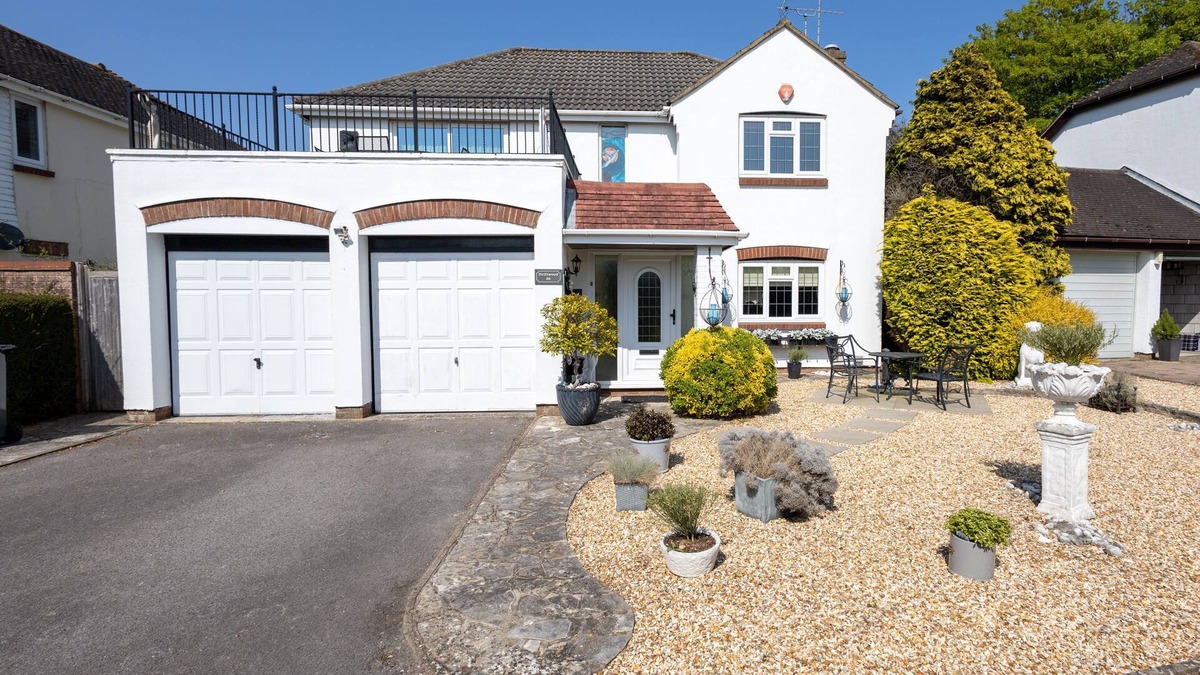Friars Cliff House | 'Raggleswood' - a seaside home on Friars Cliff, Mudeford