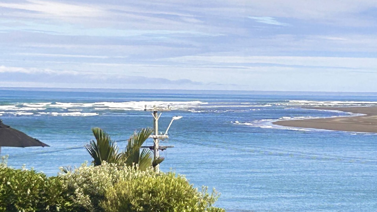 Raglan House | Raglan Beach House , Stunning Ocean and Harbour views out at Ocean Beach