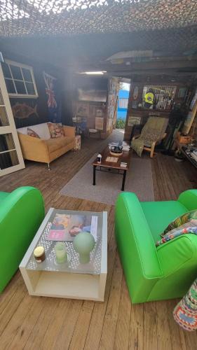 Raglan House | Raglan West Retro Beach Vibe Accommodation