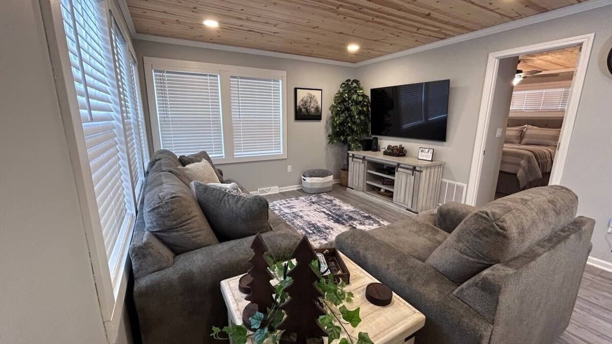 Bergland House | Railroad Street Retreat ~ Close to Trails 8 & 13!