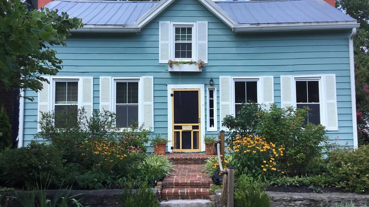 Midway House | Railway Guest House in Charming Midway KY Horse Park,Bourbon Trail,Keeneland.