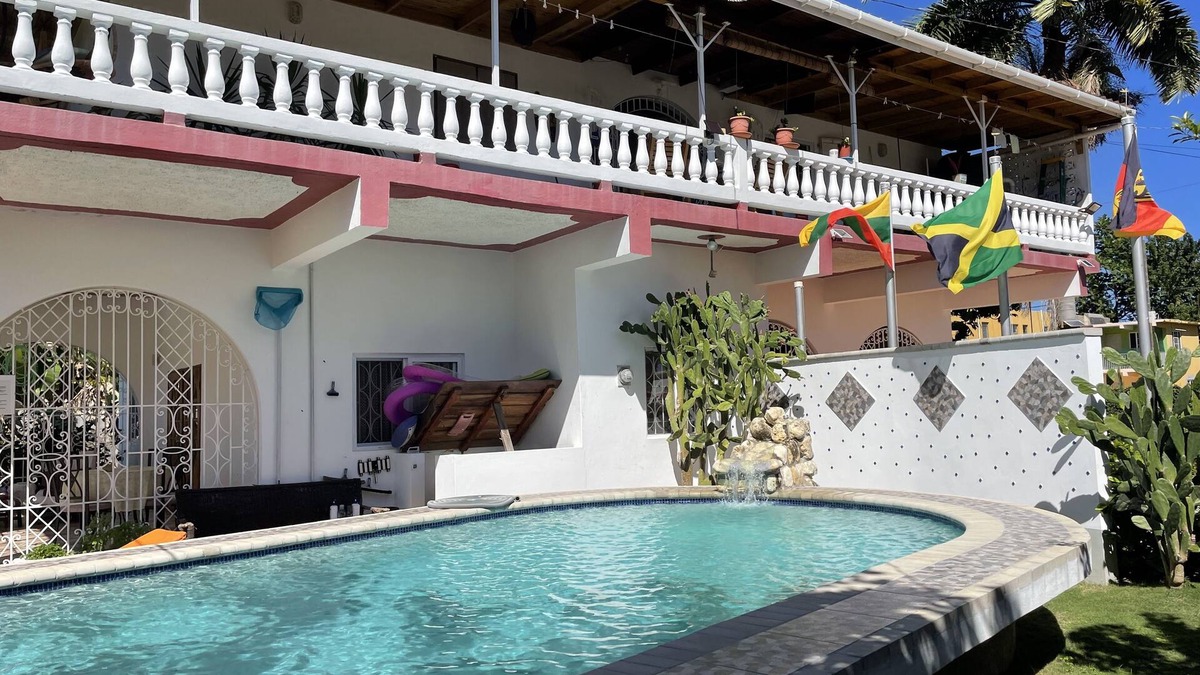 Runaway Bay Apartment | Rainbow Apartment 1 - feel completely at home