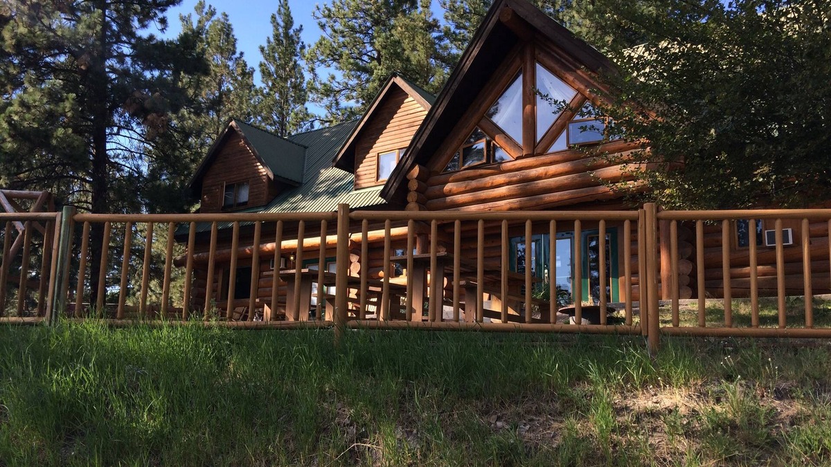 Okanagan-Similkameen Hotel | Rainbow Lake Castle Resort