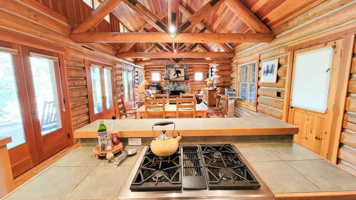 Mazama Cabin | Rainbow Lodge - exceptional lakeside log home