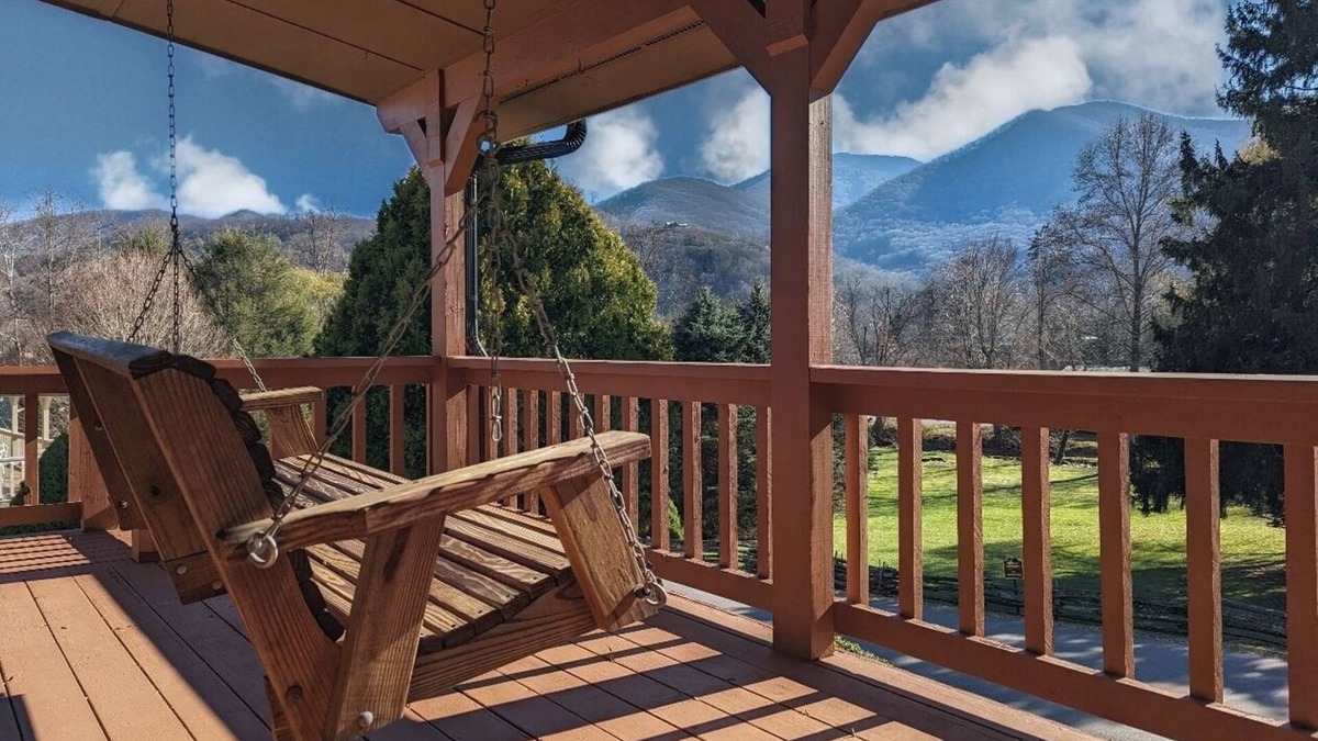 Valley Creek Run House | Rainbow Mountain Retreat - Explore the Charm of Maggie Valley , Pet Friendly