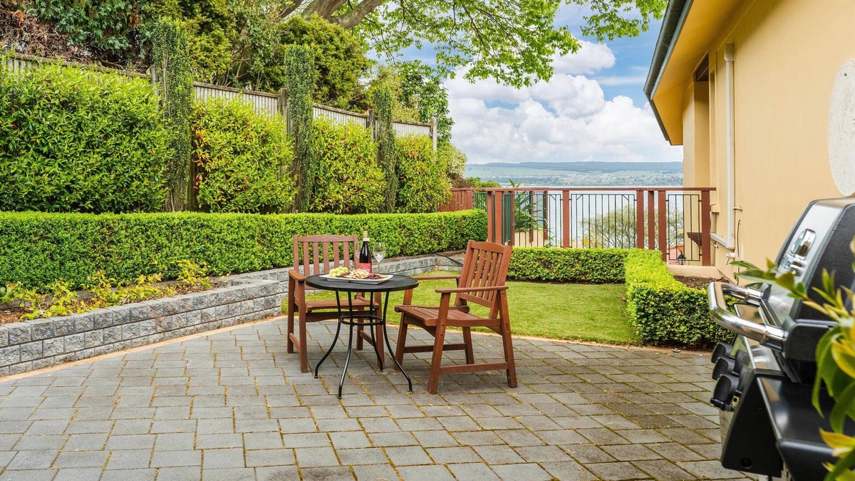 Rainbow Point House | Rainbow Point Lakeside - Taupo Holiday Home
