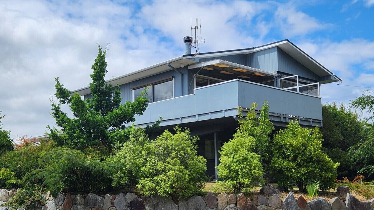 Rainbow Point House | Rainbow Point Pad - Large elevated bach with lake and mountain views, Free WiFi