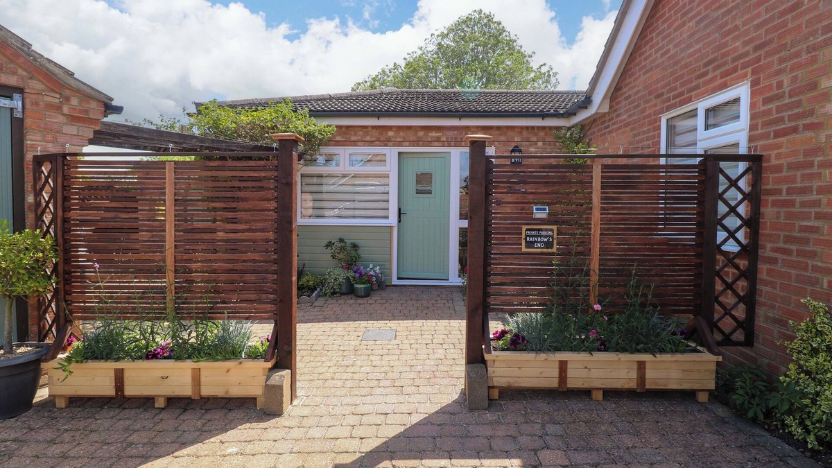 Dereham Cottage | RAINBOW'S END, romantic, character holiday cottage in Swanton Morley
