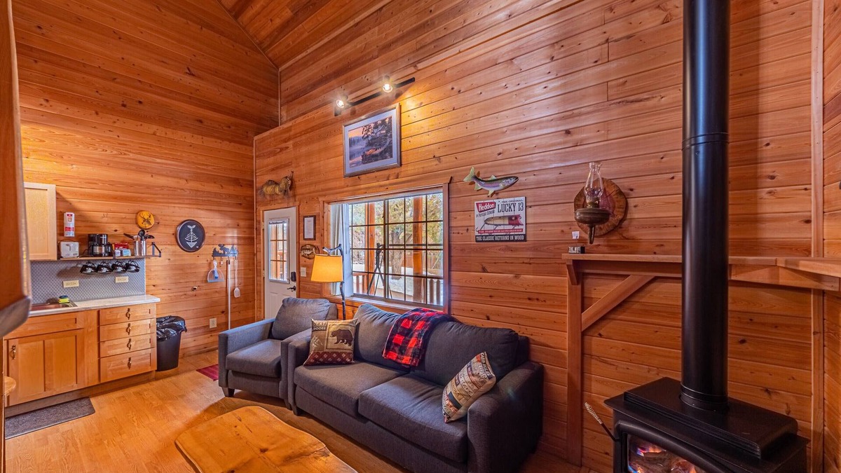 Christopher Creek Cabin | Rainbow Trout Cabin quick drive to fishing lakes, backs forest, kitchen heat+AC
