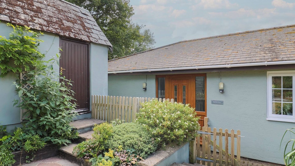 West Buckland Cottage | RAINBOW VIEW, pet friendly, character holiday cottage in Churchinford