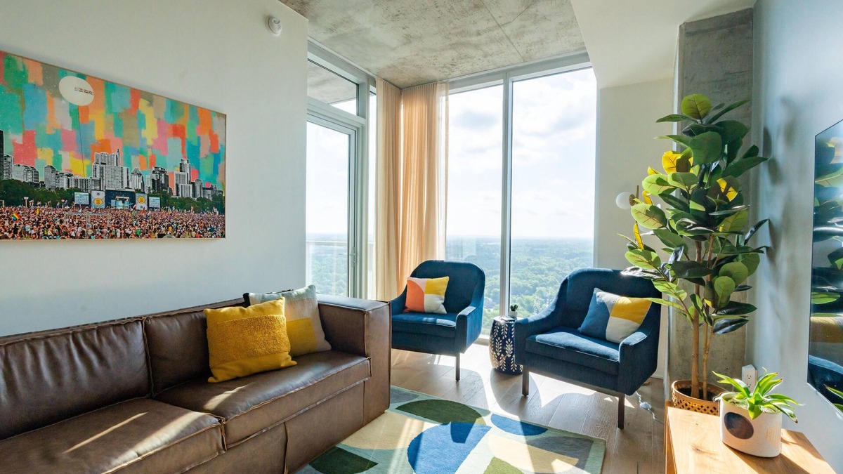 Travis Heights Condo | Rainey St Retreat/F1 Stay, Min to UT, Moody, 6th
