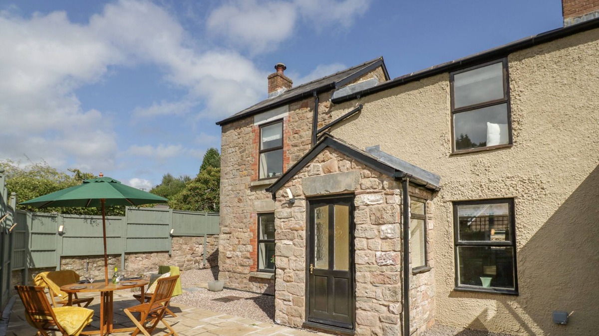 Cinderford Cottage | RAINFOREST COTTAGE, pet friendly, with a garden in Ruspidge