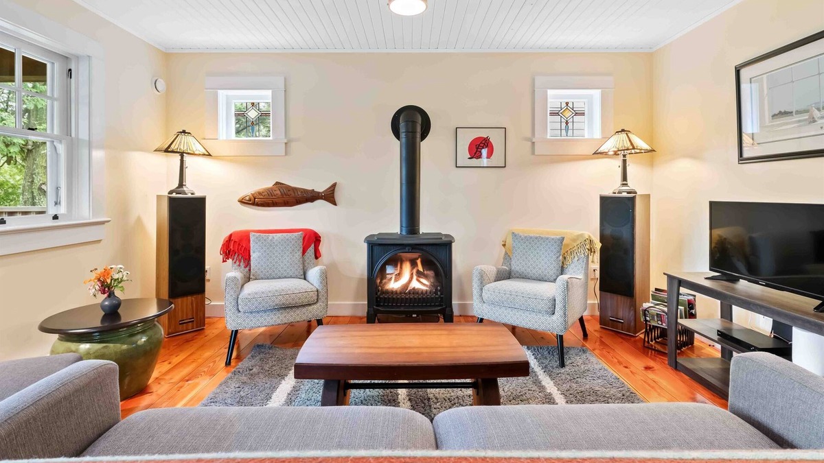 Ucluelet Cabin | Rainforest Cove I Private I Ocean Views I Deck & BBQ