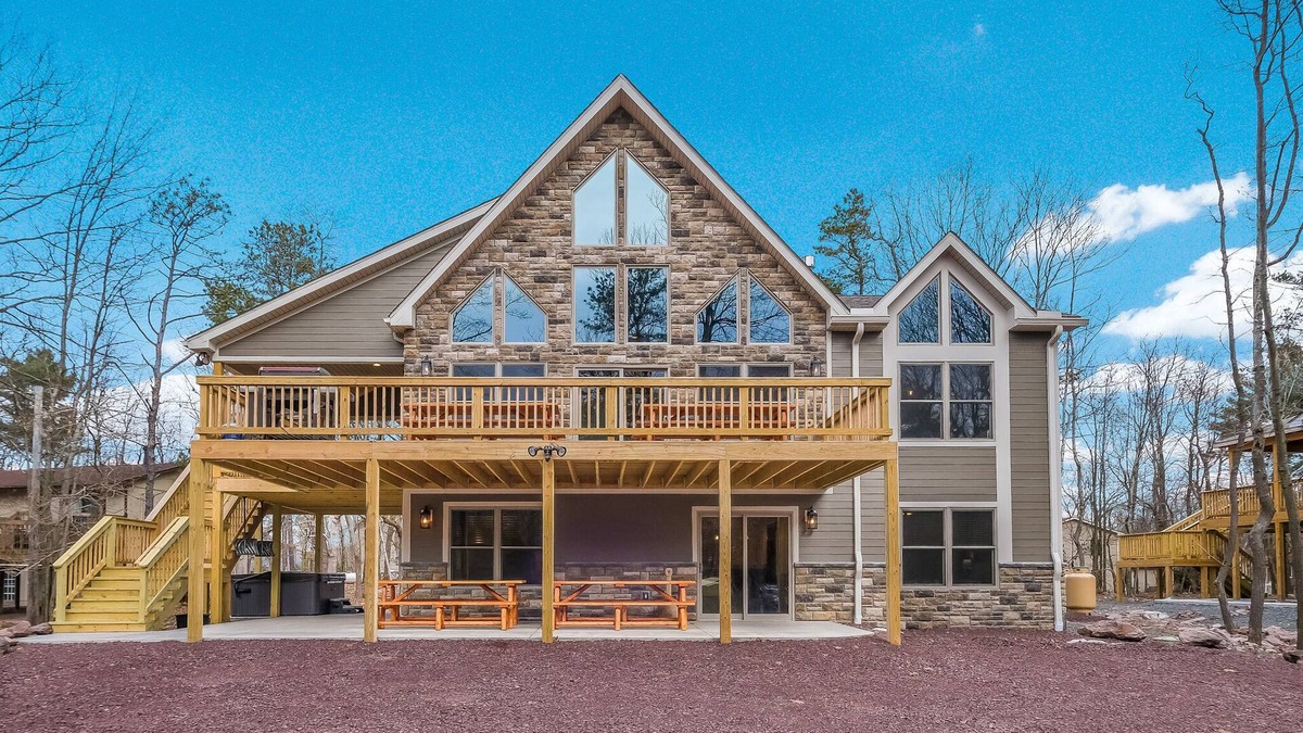 Lake Harmony Estates House | "Rainier" ELEVATOR, Wi-Fi, Private Hot Tub, Firepit, Sound System & Pool Table