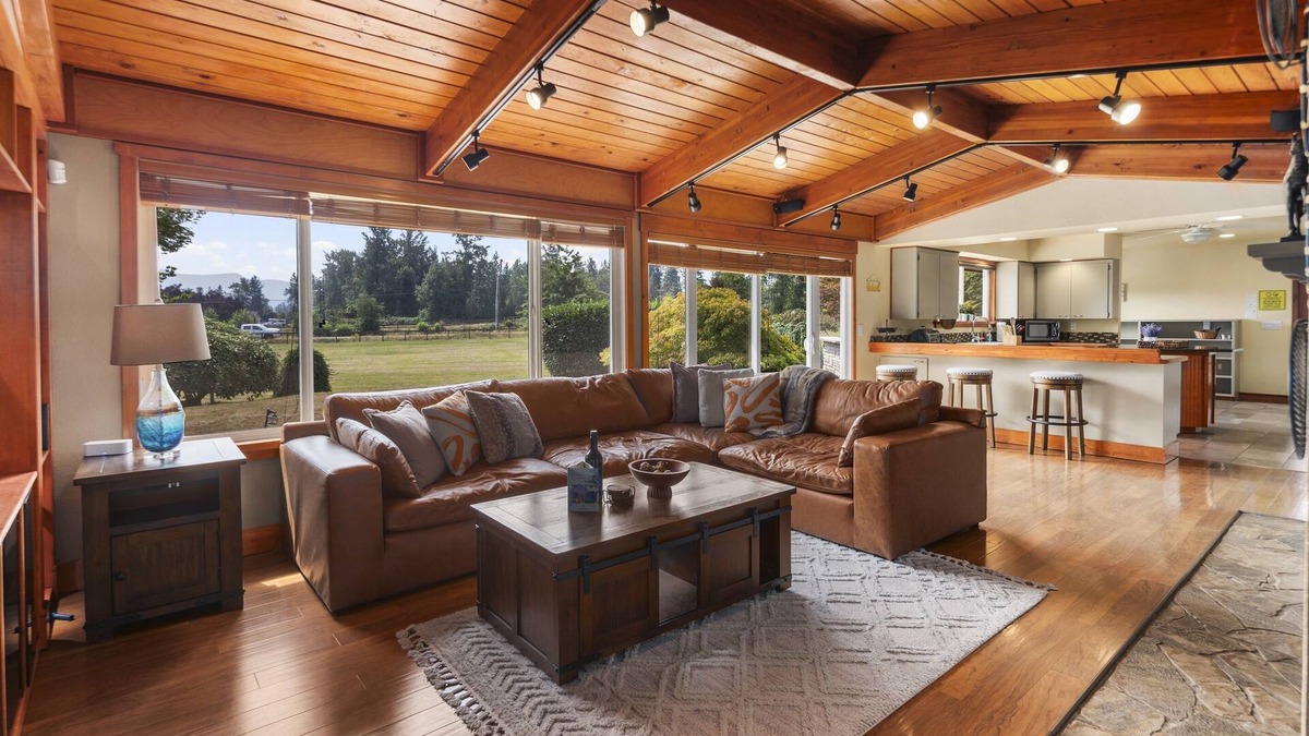 Enumclaw House | Rainier Ranch & Poolside Escape