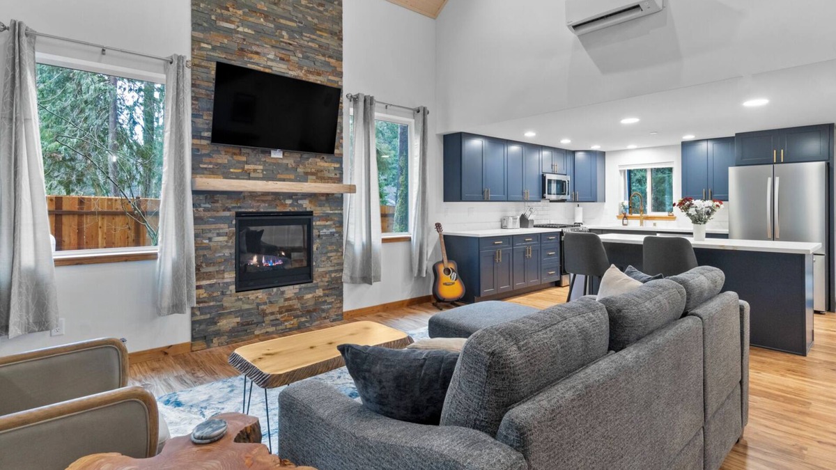 Ashford Cabin | Rainier's Newest Luxury Chalet w/Hot Tub-AC-WiFi