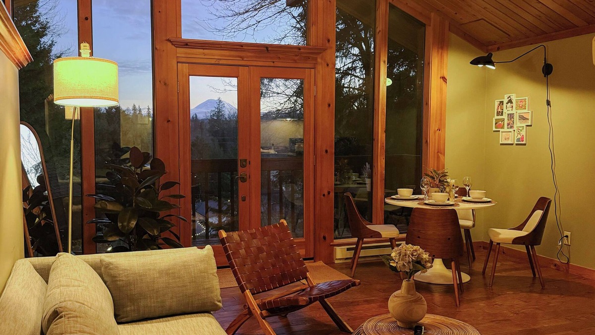 Mirrormont Cabin | Rainier View Lodge - Mountain View Suite in Scenic Issaquah | Seattle gateaway