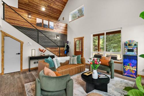 Paradise Estates House | Rainier XL Chalet EV-Hot Tub-Game Room-Guest Suite