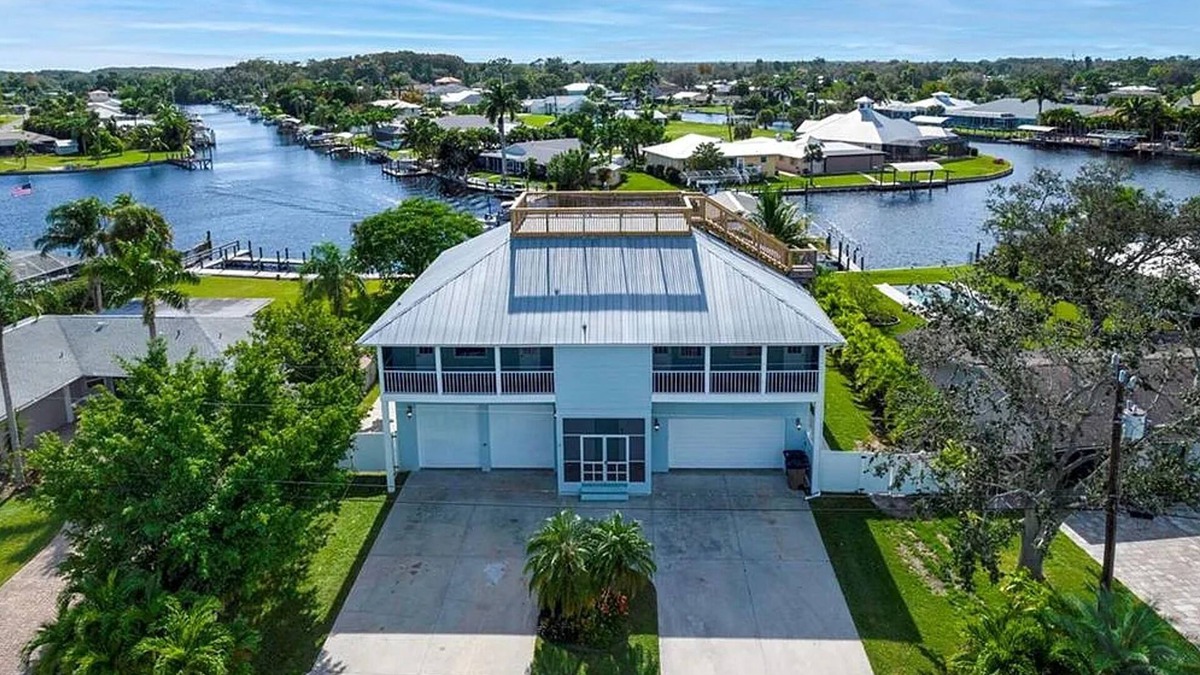 Fort Myers Shores House | Raised home right on the Caloosahatchee River. Come enjoy the water and weather