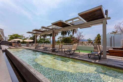 Hornos Hotel | Ramada by Wyndham Acapulco Hotel & Suites