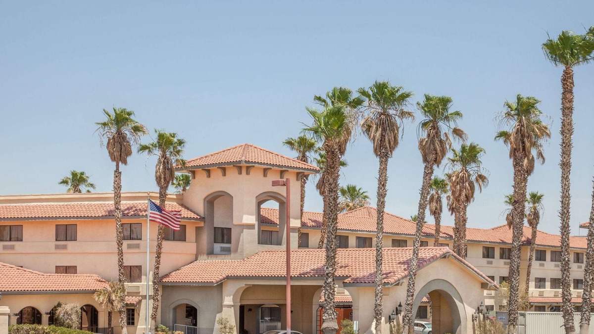 Barstow Hotel | Ramada by Wyndham Barstow