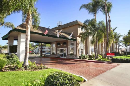 Downtown Hotel | Ramada by Wyndham Costa Mesa/Newport Beach