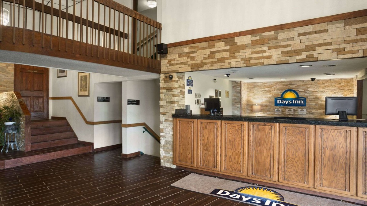 New Stanton Hotel | Ramada by Wyndham Pittsburgh/New Stanton