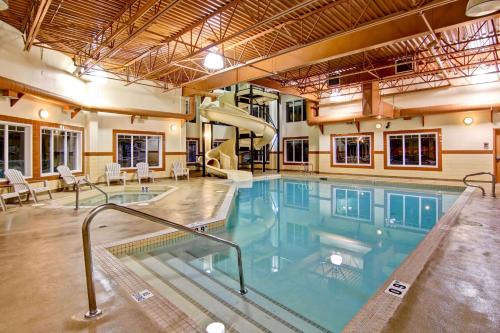 Ponoka Hotel | Ramada by Wyndham Ponoka