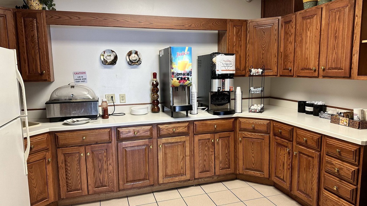 Saginaw Hotel | Ramada by Wyndham Saginaw Hotel & Suites
