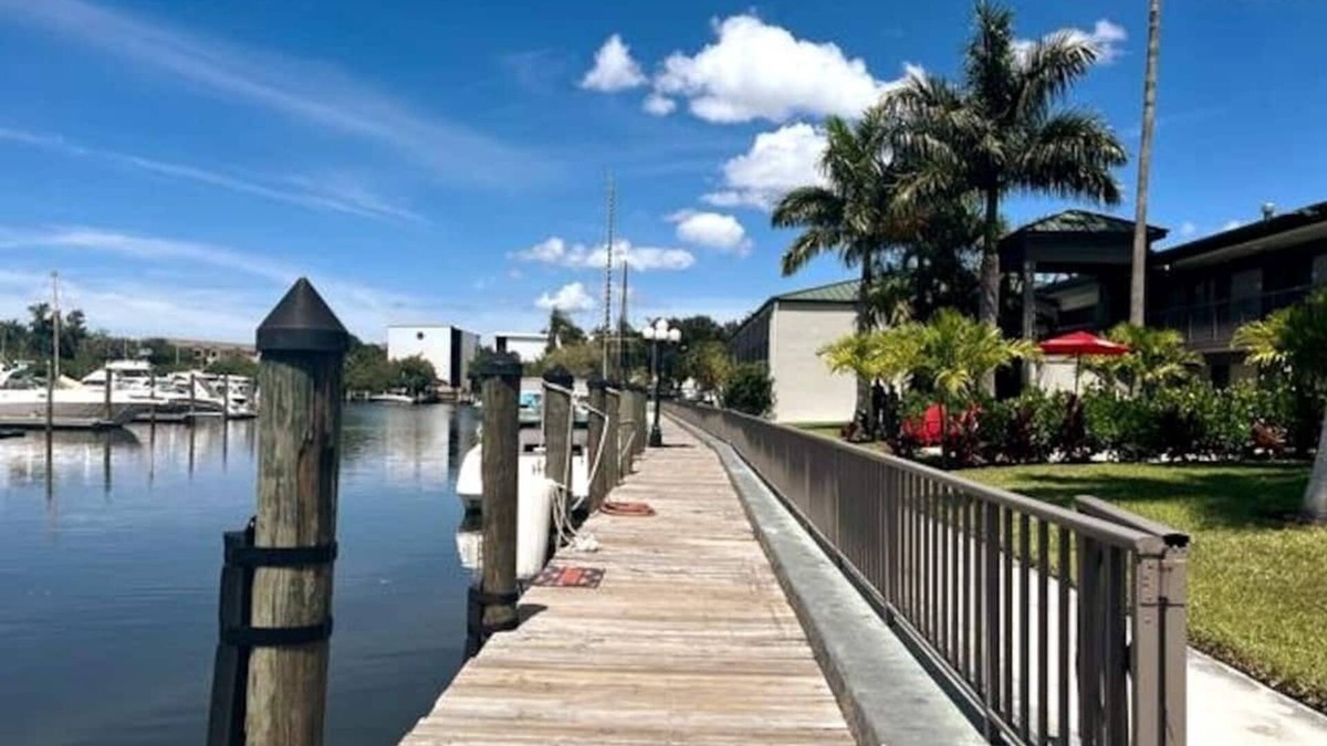 Whitfield Hotel | Ramada by Wyndham Sarasota Waterfront- Tikki Bar & Grill- Near Airport & Beaches