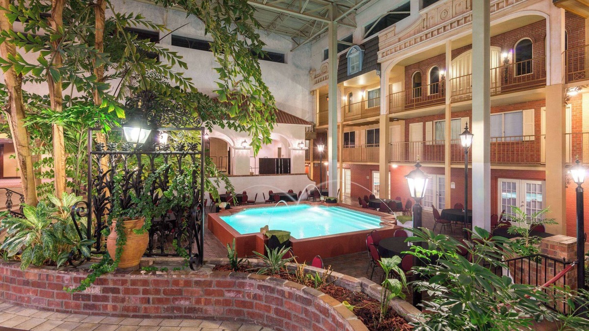 Downtown Hotel | Ramada Hotel & Convention Center by Wyndham Topeka Downtown