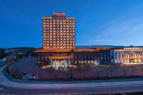 Echeng District Hotel | Ramada Plaza by Wyndham Ezhou Binjiang