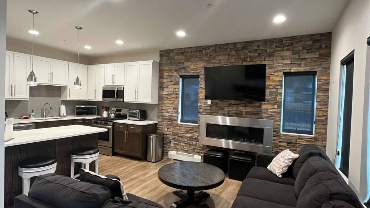 Georgetown House | Rambler's Retreat/Sleeps 8/Lakefront View