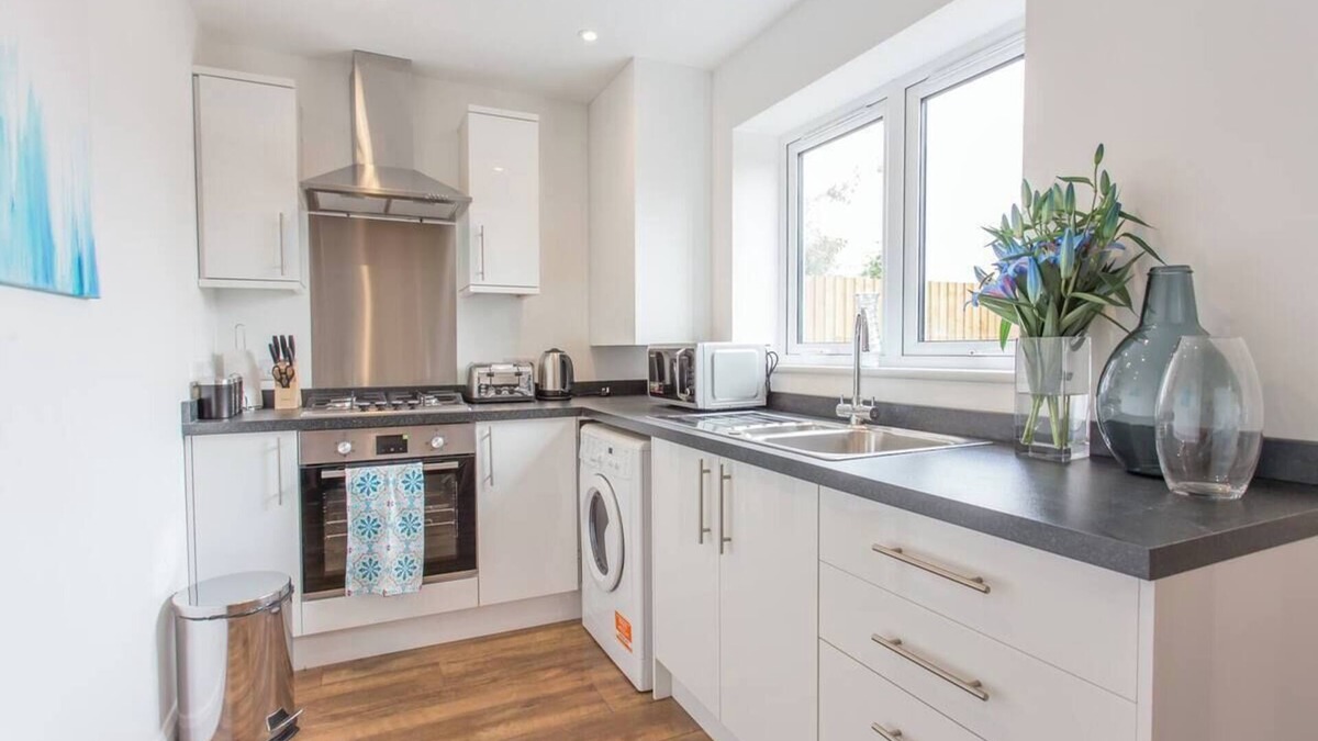 Cowley Apartment | Rana Ct 1 (Morris Suite) | 2 Bed Ground Floor Apt.
