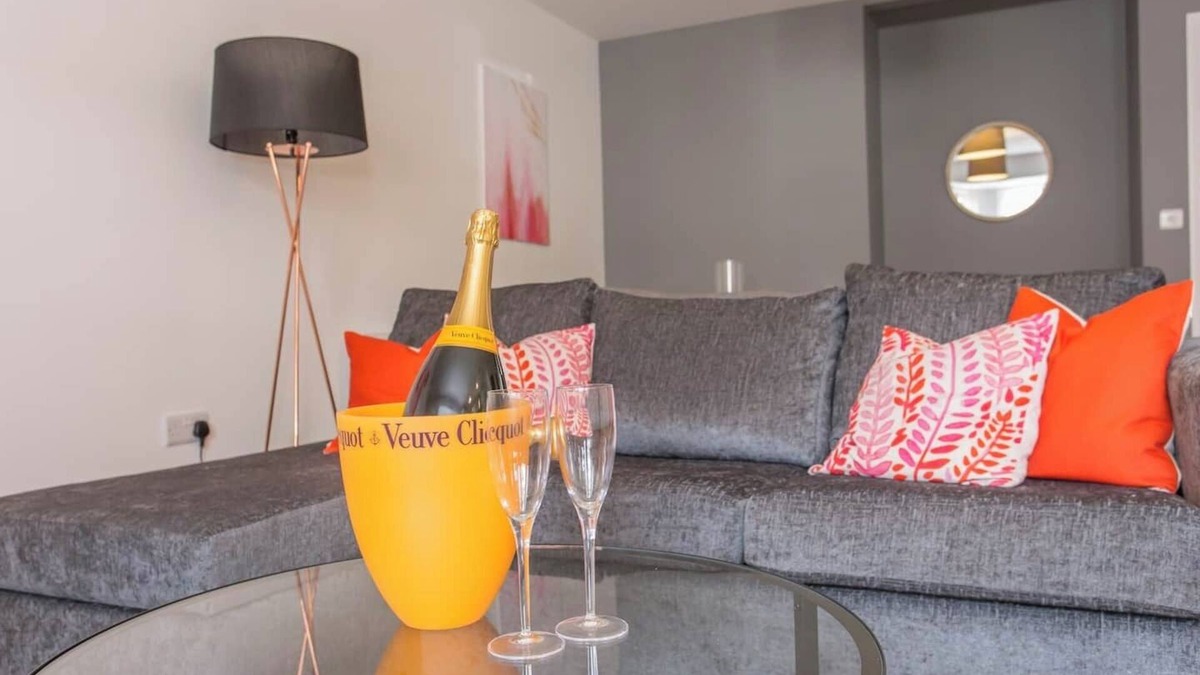 Cowley Apartment | Rana Ct 9 (Spires Suite) | 1 Bed 1st Floor Duplex Apt.