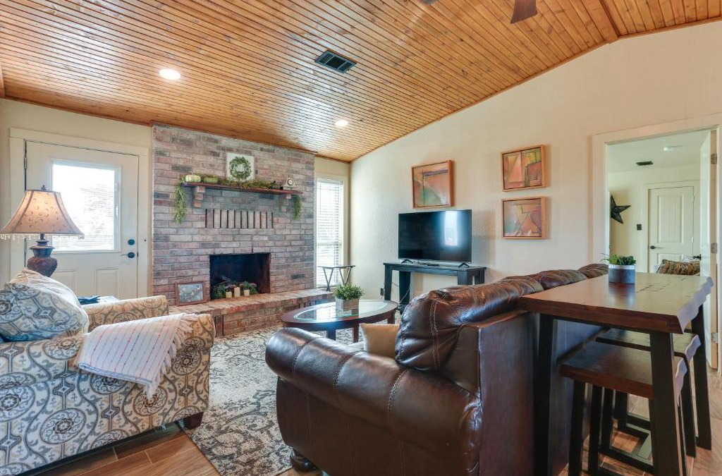 Calera House | Ranch Getaway with Pool and Horse Stall Access!